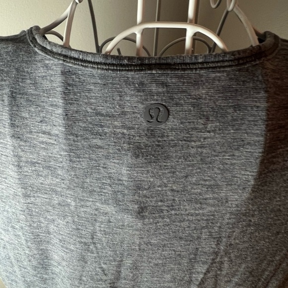 Lululemon Do the Daily Twist Front Short Sleeve T-Shirt Size 4 Active Gym Gray - Picture 5 of 7